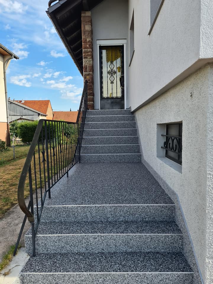 Nouvelle - Rénovation - Escalier d'entrée - Hoerdt - Innov Habitat 67 -  Tapis de pierres en résine et sols en résine - Rénovation de sol - Alsace  et Lorraine