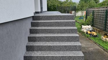 Nouvelle - Rénovation - Escalier d'entrée - Hoerdt - Innov Habitat 67 -  Tapis de pierres en résine et sols en résine - Rénovation de sol - Alsace  et Lorraine